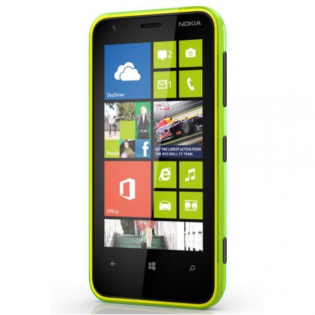 Nokia Lumia 620 - Vedere din fata/ dreapta